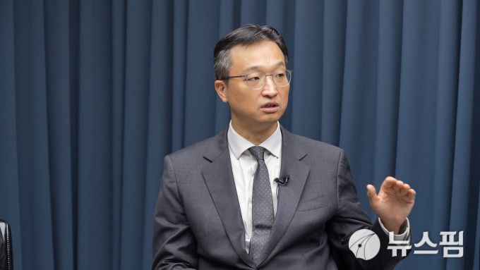 [서울=뉴스핌] 한태희 기자 = 조귀동 민컨설팅 전략실장이 뉴스핌TV 스튜디오에서 '국가 리스크된 정치 양극화, 어떻게 풀 것인가'를 주제로 대담하고 있다. [사진=뉴스핌] 2025.12.22 ace@newspim.com