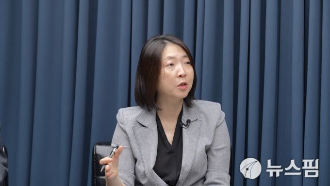 [서울=뉴스핌] 한태희 기자 = 장윤미 변호사 뉴스핌TV 스튜디오에서 '국가 리스크된 정치 양극화, 어떻게 풀 것인가'를 주제로 대담하고 있다. [사진=뉴스핌] 2025.12.22 ace@newspim.com