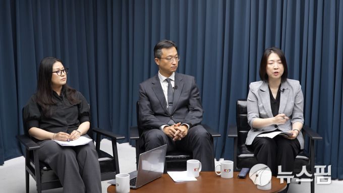 [서울=뉴스핌] 한태희 기자 = 이혜림 고려대 미디어대학 교수(왼쪽 첫번째), 조귀동 민컨설팅 전략실장(왼쪽 두번째), 장윤미 변호사(왼쪽 세번째)가 '국가 리스크된 정치 양극화, 어떻게 풀 것인가'를 주제로 대담하고 있다. [사진=뉴스핌] 2025.12.22 ace@newspim.com