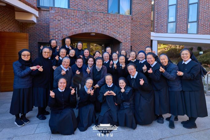 이재명 대통령과 김혜경 여사가 25일 오전 성탄절을 맞아 인천 해인교회에서 성탄 예배 후 인근 노틀담 수녀원을 찾아 수녀님들과 반갑게 인사를 나누고 있다. [사진=대통령실]