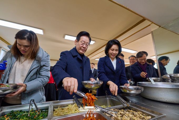 이재명 대통령과 김혜경 여사가 25일 오전 성탄절을 맞아 국회의원 시절 지역구였던 인천 계양구의 작은 해인교회에서 성탄 예배를 한 후 교인들과 오찬을 하기 위해 자율배식을 하고 있다. [사진=대통령실]