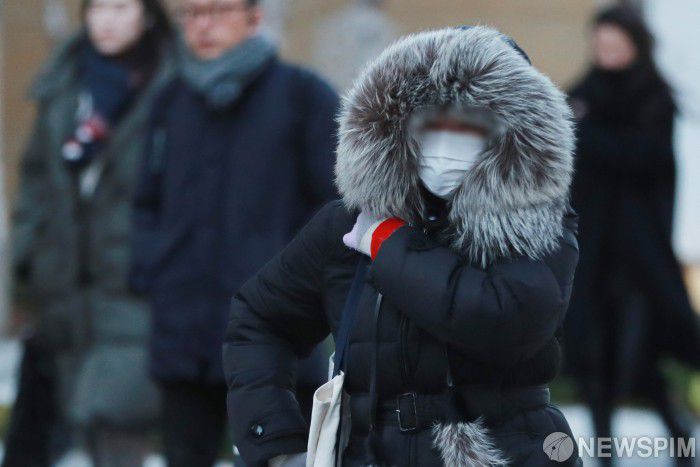 [서울=뉴스핌] 이형석 기자 = 서울 아침 최저기온이 영하 12도를 기록한 26일 오전 서울 여의도 인근에서 시민들이 두터운 옷을 입고 출근길을 재촉하고 있다. 2025.12.26 leehs@newspim.com