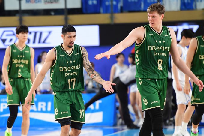 DB 이선 알바노(왼쪽)가 헨리 엘런슨과 하이파이브를 하고 있다. [사진=KBL] 이웅희 기자= 2025.12.26 iaspire@newspim.com