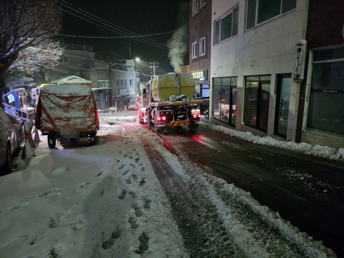'대설경보'가 내려진 경북 울릉군에 25일부터 많은 눈이 내리면서 26일 오전 8시 기준 평균 18.5㎝의 누적 적설량을 보이고 있는 가운데 울릉군이 제설차량을 투입해 제설과 빙판길 제거 등 안전관리에 총력을 쏟고 있다.[사진=울릉군]2025.12.26 nulcheon@newspim.com