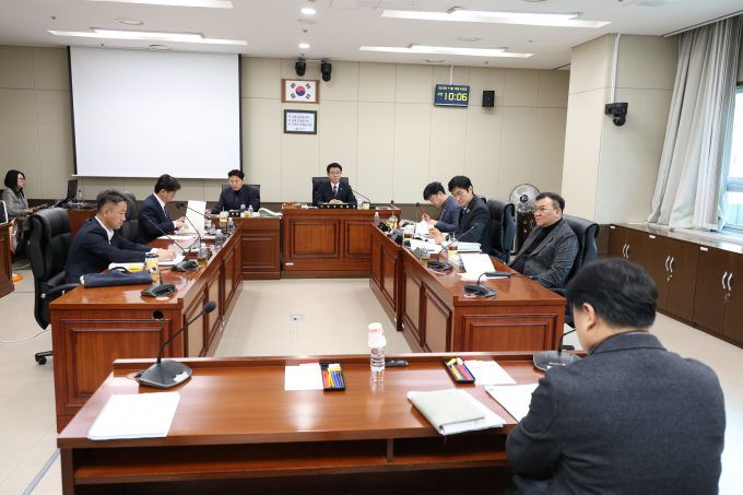 용인특례시의회 도시건설위원회 2025년 행정사무감사 모습.[사진=용인시의회]