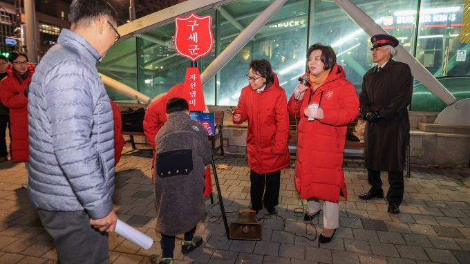 과천 구세군 자선냄비 모금 활동 모습. [사진=과천시]
