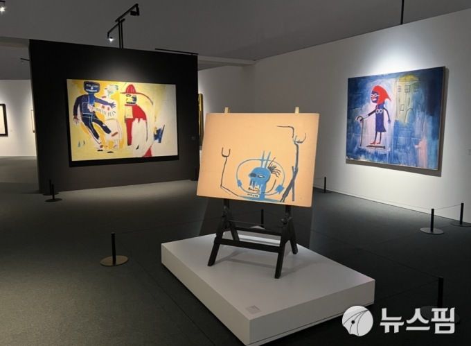 [서울=뉴스핌] 서울 DDP에서 열리고 있는 '장 미셸 바스키아: 과거와 미래를 잇는 상징적 기호들'의 전시 전경. [사진=이영란 미술전문기자] 2025.12.26 art29@newspim.com