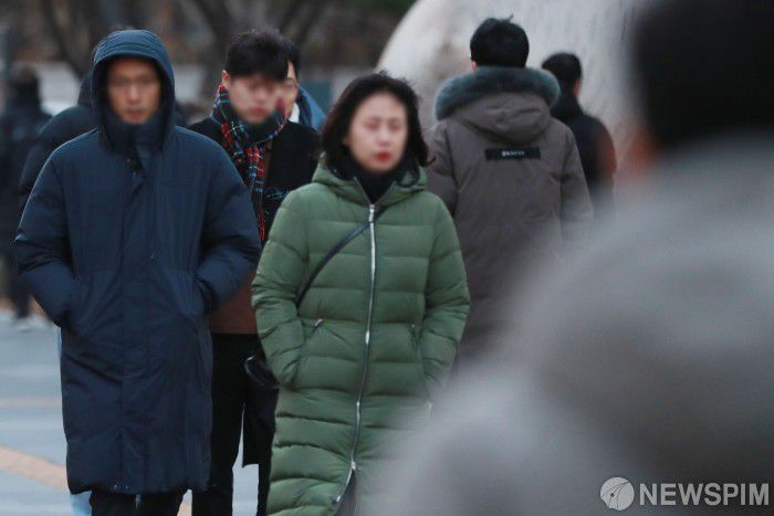[서울=뉴스핌] 이형석 기자 = 서울 아침 최저기온이 영하 12도를 기록한 26일 오전 서울 여의도 인근에서 시민들이 두터운 옷을 입고 출근길을 재촉하고 있다. 2025.12.26 leehs@newspim.com