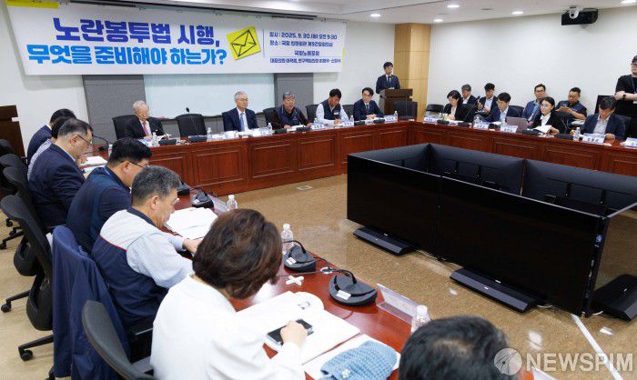 [서울=뉴스핌] 윤창빈 기자 = 김동명 한국노총 위원장이 지난 9월 30일 오전 서울 여의도 국회 의원회관에서 열린 노란봉투법 시행, 무엇을 준비해야 하는가? : 국회노동포럼 토론회에서 축사를 하고 있다. 2025.09.30 pangbin@newspim.com