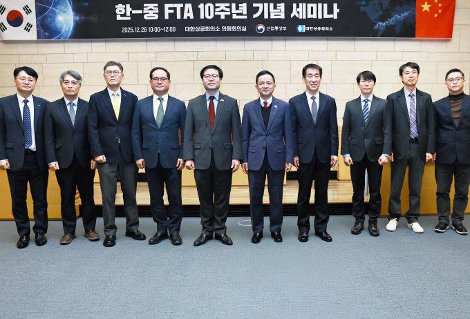 여한구 산업통상부 통상본부장(왼쪽 여섯번째)이 26일 서울 대한상공회의소에서 열린 '한중 FTA 10주년' 기념 세미나에서 다이빙((戴兵) 주한중국대사(왼쪽 다섯번째)를 비롯한 주요 참석자들과 기념사진을 찍고 있다. [사진=산업통상부] 2025.12.26 dream@newspim.com