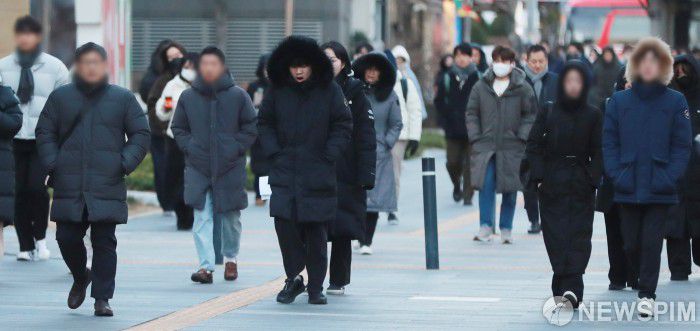 [서울=뉴스핌] 이형석 기자 = 서울 아침 최저기온이 영하 12도를 기록한 26일 오전 서울 여의도 인근에서 시민들이 두터운 옷을 입고 출근길을 재촉하고 있다. 2025.12.26 leehs@newspim.com