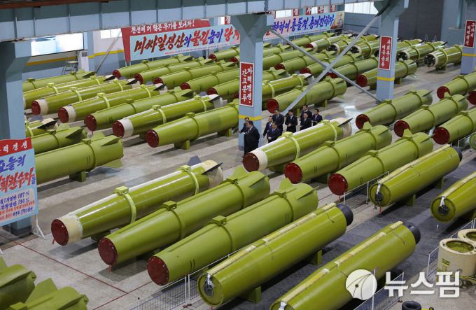 [서울=뉴스핌] 이영종 통일전문기자 = 북한 국무위원장 김정은이 주요 군수공장을 방문해 미사일과 포탄 생산 실태를 살폈다고 노동신문이 26일 보도했다. 노동신문은 구체적인 김정은의 방문 날짜를 공개하지 않았다. [사진=노동신문] 2025.12.26 yjlee@newspim.com