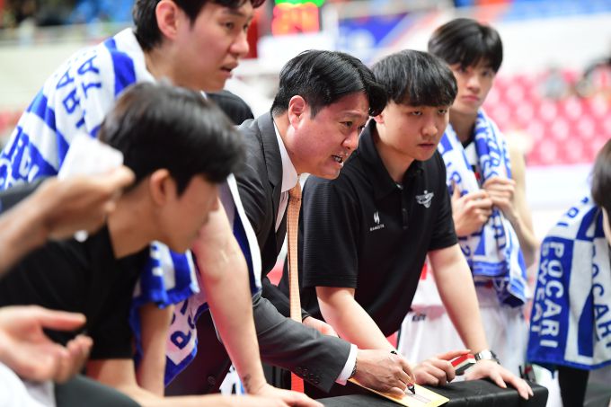 [서울=뉴스핌] 장환수 스포츠전문기자= kt 문경은 감독이 27일 현대모비스와 울산 원정 경기에서 통산 7번째로 300승 사령탑에 올랐다. [사진=KBL] 2025.12.27 zangpabo@newspim.com