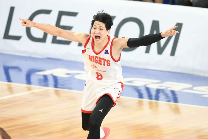 [서울=뉴스핌] 장환수 스포츠전문기자= SK 안영준이 27일 한국가스공사와 대구 원정 경기에서 4쿼터 역전 버저비터를 성공시킨 뒤 환호하고 있다. [사진=KBL] 2025.12.27 zangpabo@newspim.com