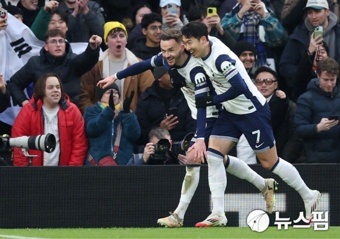 [런던 로이터 =뉴스핌] 박상욱 기자 = 손흥민이 지난 2월 17일 EPL 25라운드 맨유와 홈 경기에서 결승골을 넣은 매디슨과 기뻐하고 있다. 2025.2.17 psoq1337@newspim.com