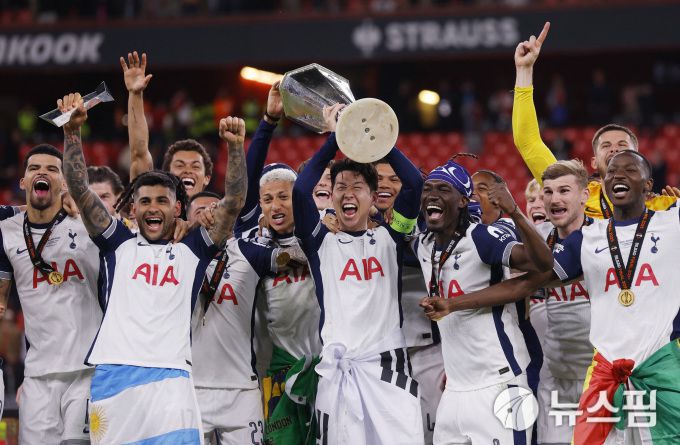 [빌바오 로이터=뉴스핌] 장환수 스포츠전문기자= 토트넘 손흥민이 지난 5월 22일 스페인 빌바오에서 열린 맨유와 유로파리그 결승전에서 승리한 뒤 트로피를 번쩍 들어올리며 동료들과 기쁨을 나누고 있다. [사진= 로이터 뉴스핌] 2025.05.22 zangpabo@newspim.com