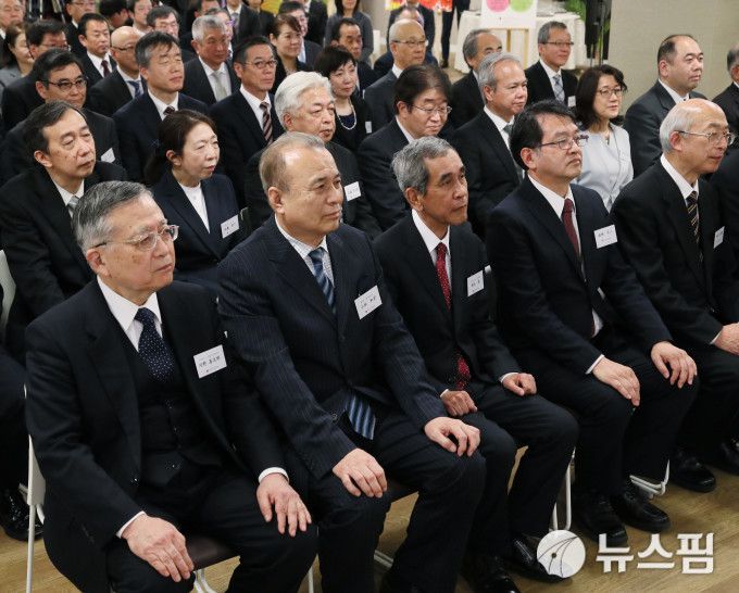 일본 파소나그룹의 50~70대 시니어 신입사원들. [사진=지지통신 뉴스핌]