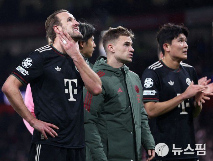 [런던 로이터=뉴스핌] 박상욱 기자= 김민재(오른쪽)를 비롯한 뮌헨 선수들이 27일(한국시간) UEFA 챔피언스리그(UCL) 리그 페이즈 5차전에서 패한 뒤 원정 온 뮌헨팬에게 씁쓸한 표정으로 인사하고 있다. 2025.11.27 psoq1337@newspim.com