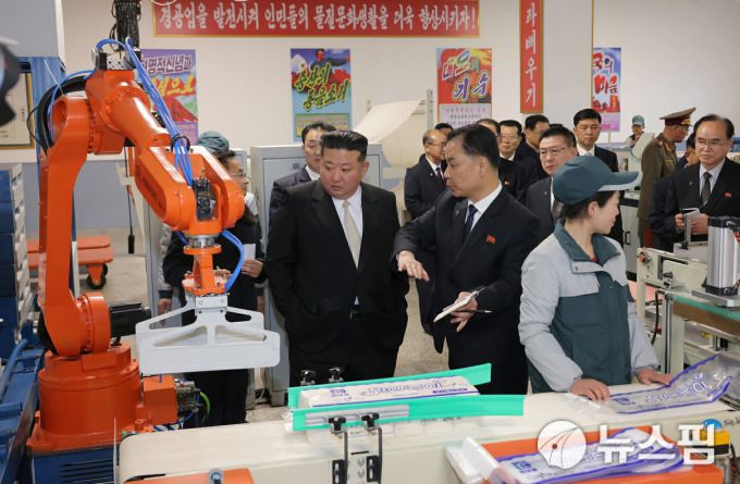 [서울=뉴스핌] 김정은 북한 국무위원장이 28일 평남 은산군에 새로 지어진 종이공장을 방문했다. [사진=노동신문] 2025.12.29 yjlee@newspim.com