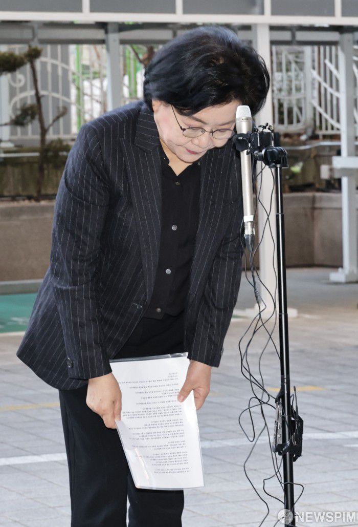 [서울=뉴스핌] 양윤모 기자 =  초대 기획예산처 장관 후보자로 지명된 이혜훈 전 국민의힘 의원이 30일 오전 서울 중구 예금보험공사에 마련된 인사청문회 준비 사무실로 출근하며 "내란은 민주주의 파괴하는 일이며 실체파악 잘 못했다"라며 사과문을 발표 후 고개숙여 인사하고 있다.  2025.12.30 yym58@newspim.com