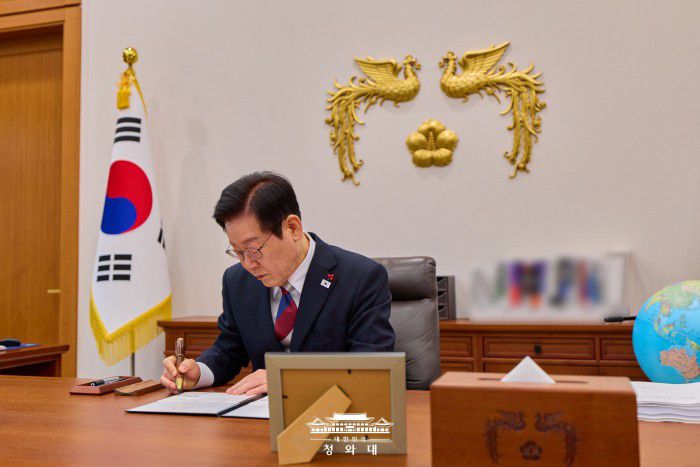 [서울=뉴스핌] 이재명 대통령이 지난 29일 서울 종로구 청와대 집무실에서 첫 재가를 하고 있다. [사진=청와대] 2025.12.30 photo@newspim.com