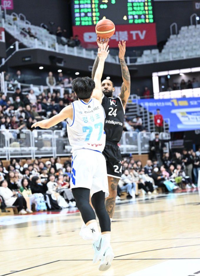 [서울=뉴스핌] 박상욱 기자 = kt 데릭 윌리엄스가 30일 프로농구 정규리그 서울 삼성과의 홈 경기에서 마크를 피해 슈팅하고 있다. [사진=KBL] 2025.12.30 psoq1337@newspim.com