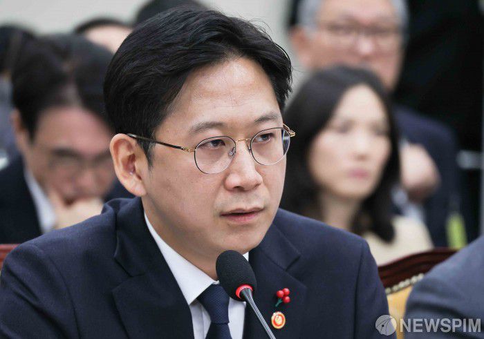 [서울=뉴스핌] 윤창빈 기자 = 배경훈 부총리 겸 과학기술정보통신부 장관이 30일 서울 여의도 국회 과학기술정보방송통신위원회 전체회의에서 열린쿠팡 침해사고 및 개인정보 유출, 불공정 거래, 노동환경 실태 파악과 재발방지 대책 마련을 위한 청문회에서 의원 질문에 답변하고 있다. 2025.12.30 pangbin@newspim.com