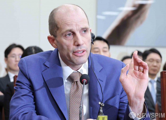 [서울=뉴스핌] 윤창빈 기자 = 해롤드 로저스 쿠팡 임시대표가 31일 서울 여의도 국회 과학기술정보방송통신위원회 전체회의에서 열린 쿠팡 침해사고 및 개인정보 유출, 불공정 거래, 노동환경 실태 파악과 재발방지 대책 마련을 위한 청문회에서 의원 질문에 답변하고 있다. 2025.12.31 pangbin@newspim.com