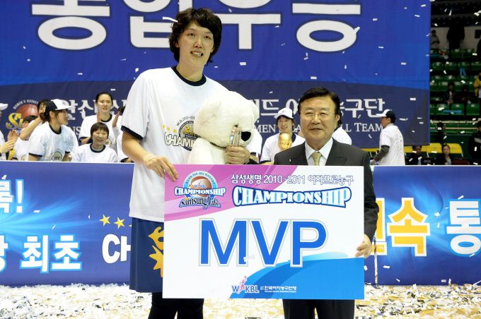 [서울=뉴스핌]이웅희 기자=신한은행 왕조를 이끌었던 하은주가 챔피언결정전 MVP를 수상하고 있다. [사진=WKBL] 2025.12.31 iaspire@newspim.com