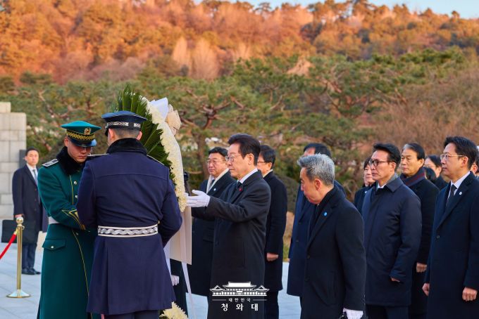 이재명 대통령이 1일 병오년 새해 첫 번째 공식 일정으로 국립서울현충원을 헌화 참배하고 있다. [사진=청와대]