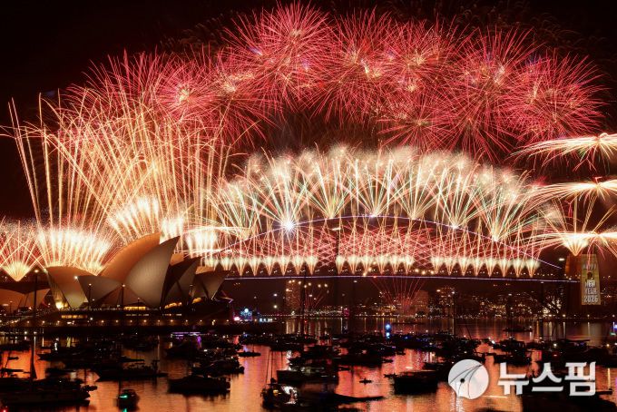 [시드니 로이터=뉴스핌] 김민정 기자 = 2026년 1월 1일(현지시간) 호주 시드니에서 새해를 맞아 시드니 하버 브리지 위로 불꽃놀이가 진행 중이다. 2026.01.01 mj72284@newspim.com