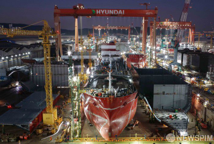 [서울=뉴스핌] 윤창빈 기자 = 어느덧 2025년의 해가 저물고 있습니다. 지난해 18일 울산 HD현대중공업 조선소의 밤은 어둠이 무색할 만큼 밝은 불빛으로 가득합니다. 붉은 말의 해인 2026년 병오년에는 한미 양국 조선산업 협력 프로젝트인 '마스가'(MASGA·미국 조선업을 다시 위대하게)가 본격화될 것으로 보입니다. 닻을 올린 마스가 프로젝트를 통해 '조선 강국'이라는 위상을 더욱 공고히 하고, 대한민국이 경제 대국으로 한 단계 더 도약하는 한 해가 되기를 기대해 봅니다. 2026.01.01 pangbin@newspim.com