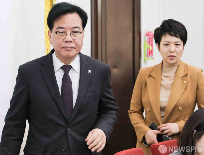 [서울=뉴스핌] 윤창빈 기자 = 송언석 국민의힘 원내대표, 김은혜 원내수석부대표가 2일 서울 여의도 국회에서 현안 관련 기자간담회에 참석하고 있다. 2026.01.02 pangbin@newspim.com