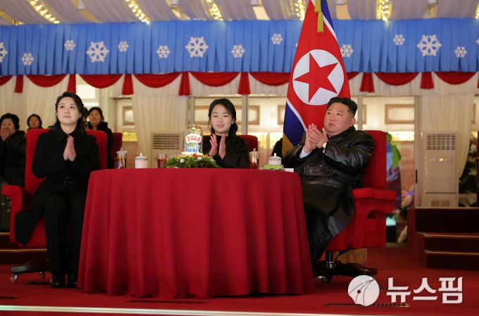 [서울=뉴스핌] 이영종 통일전문기자 = 김정은 북한 국무위원장이 지난 12월 31일 평양 5월1일경기장에서 열린 새해 맞이 축하행사에 부인 리설주(왼쪽)와 딸 주애와 함께 참석해 공연을 관람하고 있다. 2026.01.02 yjlee@newspim.com