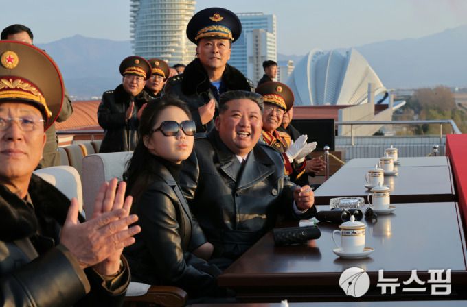 [서울=뉴스핌] 김정은 국무위원장이 지난 11월 28일 원산 갈마비행장에서 열린 북한 공군 창설 80주년 기념행사에 참석해 딸 주애와 전투기 시범비행을 보고 있다. 김주애는 이날 명품 브랜드인 구찌 선글래스를 끼고 나왔다.  [사진=노동신문] 2025.11.30