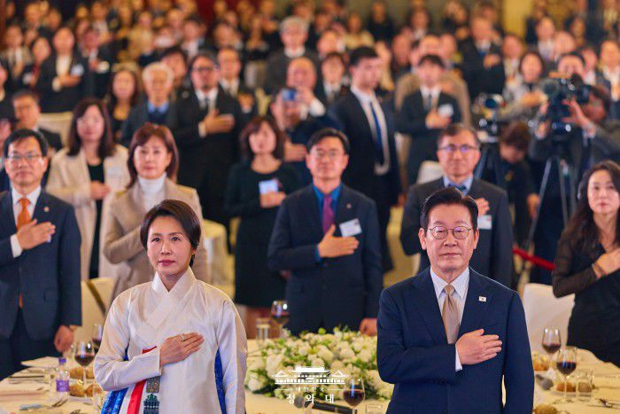 [서울=뉴스핌] 이재명 대통령과 김혜경 여사가 지난 4일  중국 베이징의 한 호텔에서 열린 재중 한국인 간담회에서 국민의례를 하고 있다. [사진=청와대] 2026.01.06 photo@newspim.com