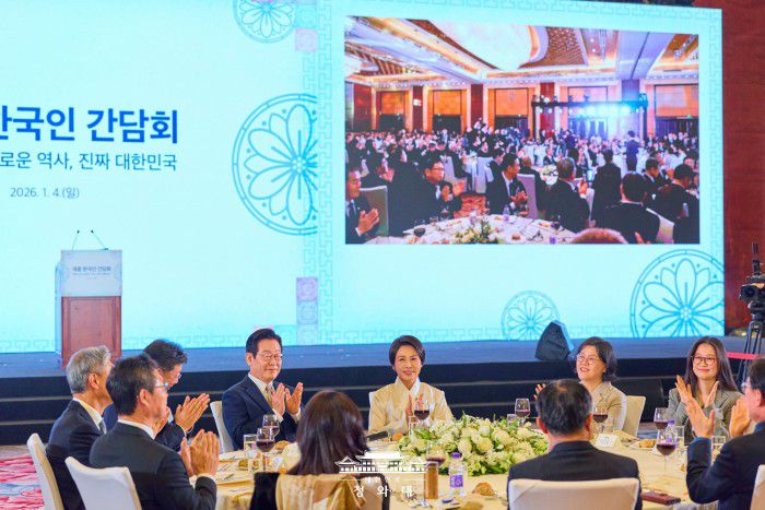 [서울=뉴스핌] 이재명 대통령과 김혜경 여사가 지난 4일  중국 베이징의 한 호텔에서 열린 재중 한국인 간담회에서 박수를 치고 있다. [사진=청와대] 2026.01.06 photo@newspim.com