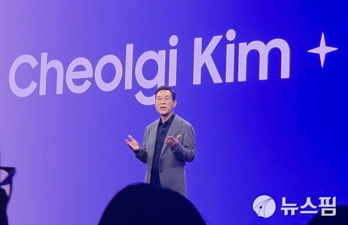 [라스베이거스=뉴스핌] 김아영 기자 = 김철기 삼성전자 DA사업부장 부사장이 CES 2026 '더 퍼스트룩' 프레스 콘퍼런스에서 연설을 하고 있다. 2026.01.05 aykim@newspim.com