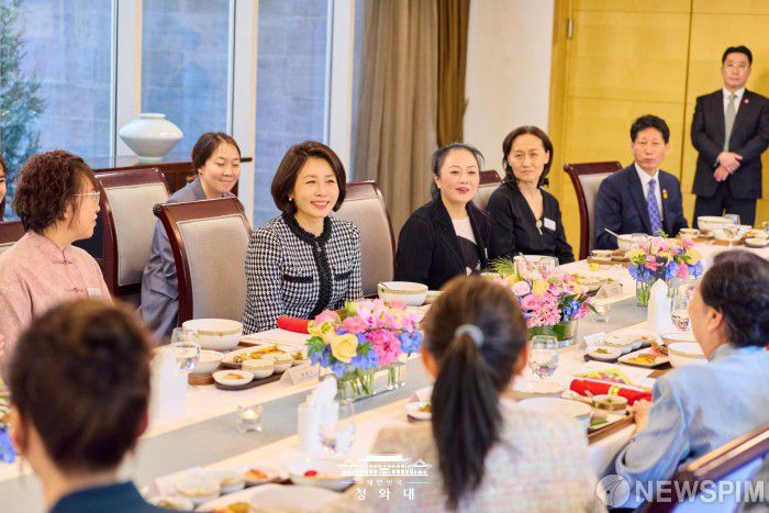 [서울=뉴스핌] 김혜경 여사가 지난 5일 베이징 주중 한국대사관저에서 열린 한중 가교 역할 중국인 여성 초청 한식 오찬 간담회에서 인사말을 하고 있다. [사진=대통령실] 2026.01.06 photo@newspim.com