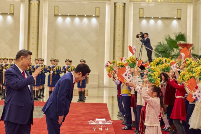 이재명 대통령이 5일 베이징 인민대회당에서 시진핑(習近平) 중국 국가주석과 정상회담을 했다. 정상회담에 앞서 열린 공식 환영식에서 이 대통령이 환영하는 어린이들에게 고개 숙여 감사의 인사를 하고 있다. [사진=청와대]