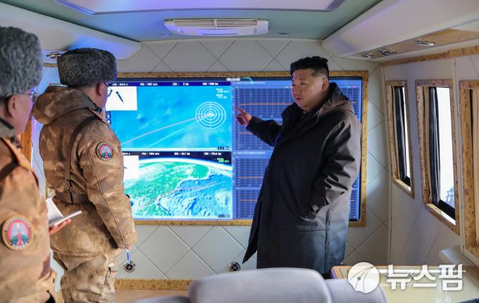 [서울=뉴스핌] 이영종 통일전문기자 = 북한 국무위원장 김정은이 4일 극초음속미사일 시험발사를 참관하면서 모니터에 나타난 항적을 살펴보고 있다. 평양 역포구역에서 발사된 미사일은 1000km 떨어진 동해 상 목표를 타격한 것으로 관영 조선중앙통신이 5일 밝혔다. [사진=노동신문] 2026.01.05 yjlee@newspim.com