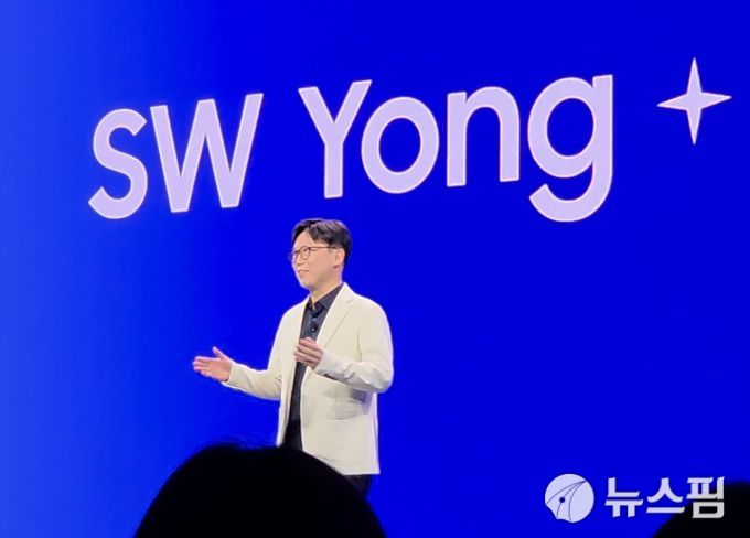 [라스베이거스=뉴스핌] 김아영 기자 = 용석우 삼성전자 영상디스플레이사업부장 사장이 CES 2026 '더 퍼스트룩' 프레스 콘퍼런스에서 연설을 하고 있다. 2026.01.05 aykim@newspim.com