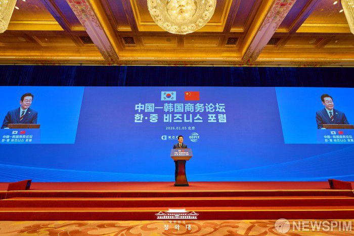 [서울=뉴스핌] 이재명 대통령이 지난 5일 중국 베이징 조어대에서 열린 한중 비즈니스 포럼에서 인사말을 하고 있다. [사진=대통령실] 2026.01.06 photo@newspim.com