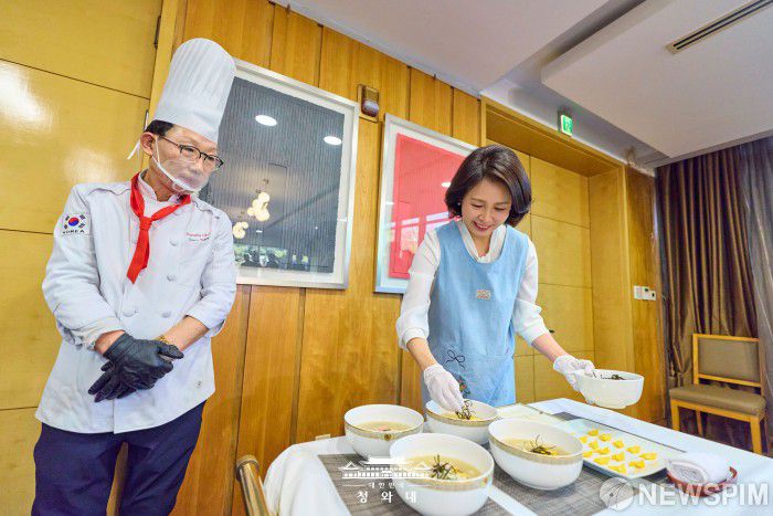 [서울=뉴스핌] 김혜경 여사가 지난 5일 베이징 주중 한국대사관저에서 열린 한중 가교 역할 중국인 여성 초청 한식 오찬 간담회에서 참석자들을 위해 음식을 준비하고 있다. [사진=대통령실] 2026.01.06 photo@newspim.com