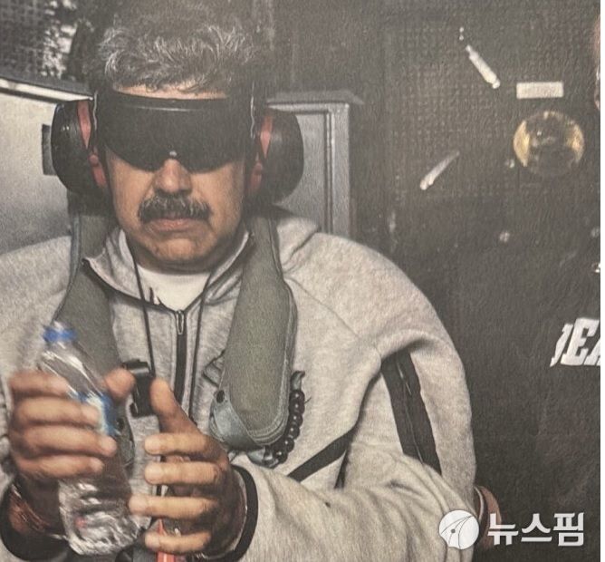 베네수엘라의 니콜라스 마두로 대통령이 2026년 1월3일 미군에 의해 체포돼 눈 가리고 수갑 찬 상태로 이송되고 있다 [사진=도널드 트럼프 미국 대통령의 트루스소셜 계정]