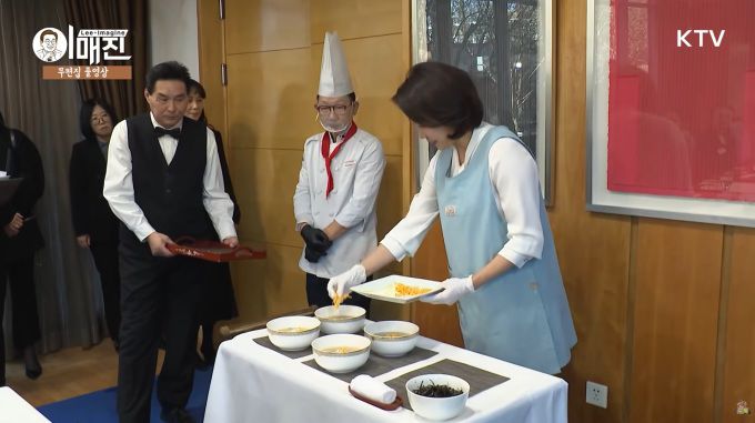 이재명 대통령과 함께 중국을 국빈 방문 중인 김혜경 여사가 5일 베이징 주한 중국대사관저에서 '한중 가교 역할' 중국인 여성 초청 한식 오찬 간담회에서 떡국을 대접하고 있다. [사진=KTV]