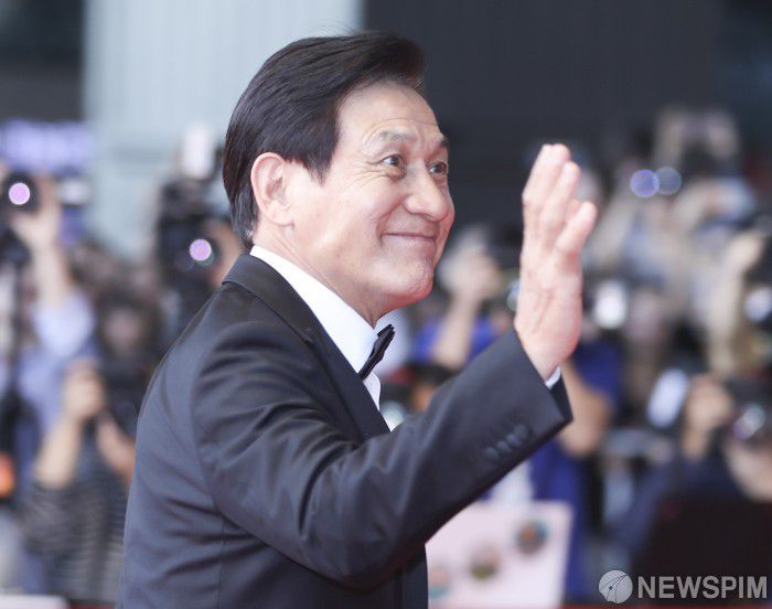 [부산=뉴스핌] 이한결 기자 = 배우 안성기가 3일 오후 부산 해운대구 영화의 전당에서 열린 '제24회 부산국제영화제(BIFF) 개막식' 행사에서 레드카펫을 밟고 있다. 2019.10.03  alwaysame@newspim.com