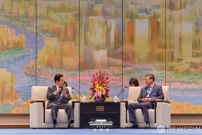 [서울=뉴스핌] 중국을 국빈 방문한 이재명 대통령이 지난 6일 저녁 상하이 세계회객청에서 천지닝 당서기와 대화를 나누고 있다. [사진=청와대] 2026.01.08 photo@newspim.com