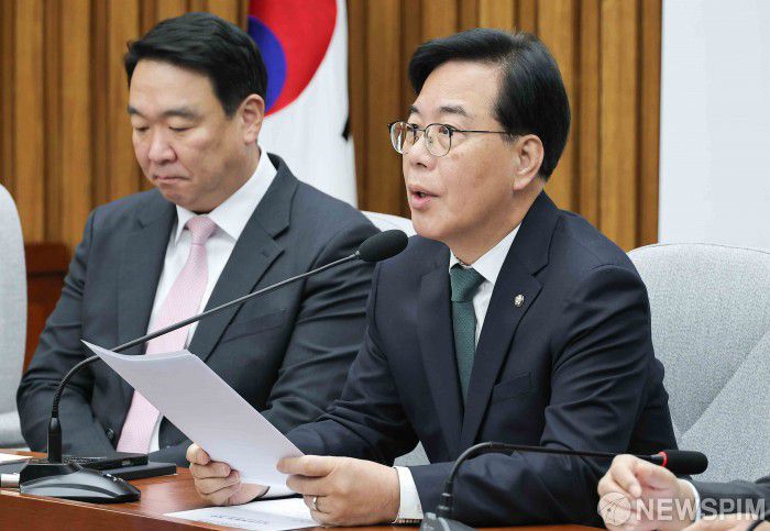 [서울=뉴스핌] 윤창빈 기자 = 송언석 국민의힘 원내대표가 6일 서울 여의도 국회에서 열린 원내대책회의에서 모두발언을 하고 있다. 2026.01.06 pangbin@newspim.com