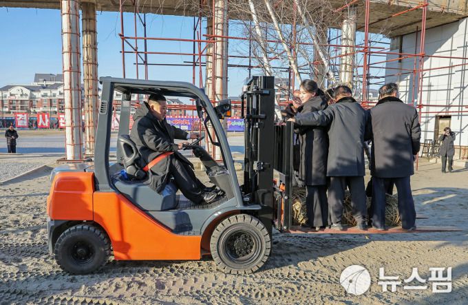 [서울=뉴스핌] 이영종 통일전문기자 = 북한 국무위원장 김정은이 5일 우크라이나전에 투입됐다 전사한 군인들을 추모하기 위한 시설인 '해외 군사작전 전투위훈기념관' 건선 현장을 방문했다. 사진은 김정은이 모는 지게차에 딸 주애와 간부들이 기념식수용 묘목을 싣고 이동하는 모습. [사진=노동신문] 2026.01.06 yjlee@newspim.com